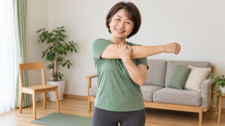 家でできる運動に親しむ50代女性のイメージ